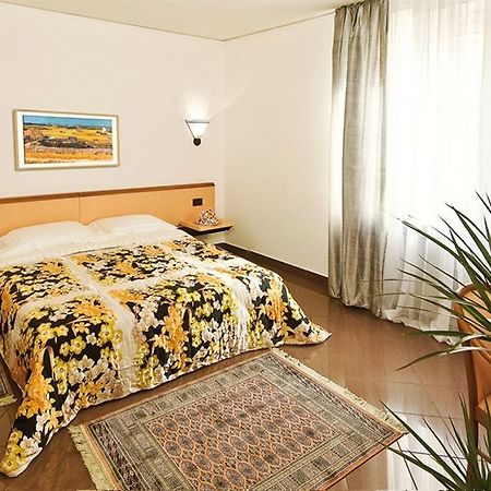 Hotel Bahnhof Haus 키아쏘 외부 사진