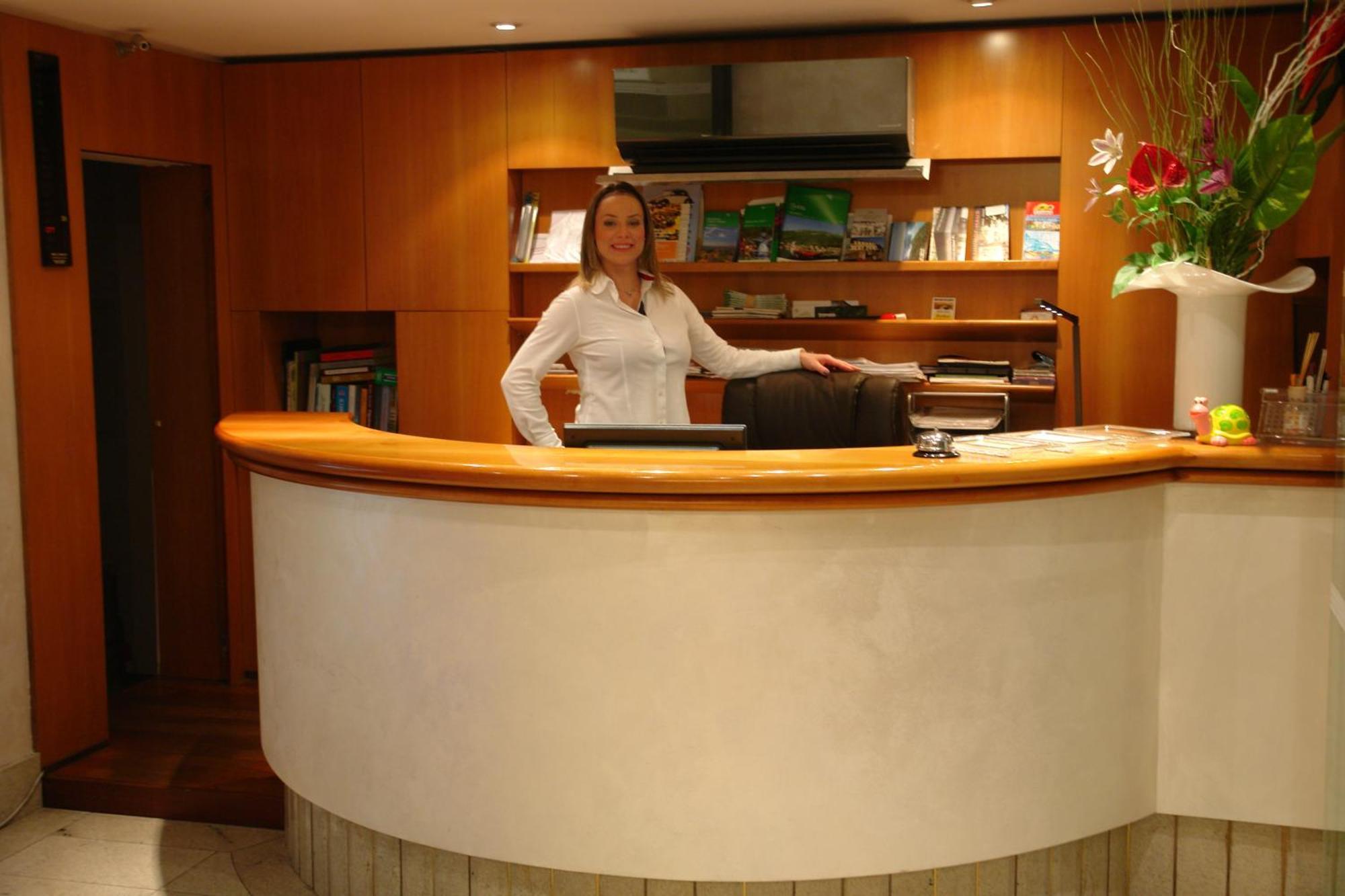 Hotel Bahnhof Haus 키아쏘 외부 사진
