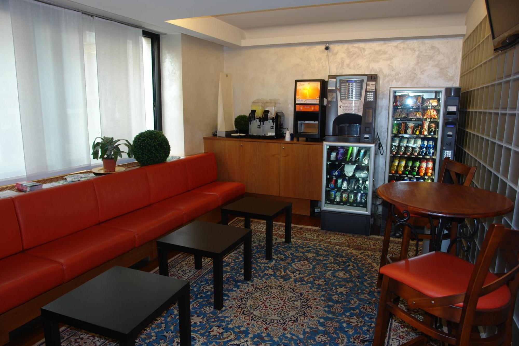 Hotel Bahnhof Haus 키아쏘 외부 사진