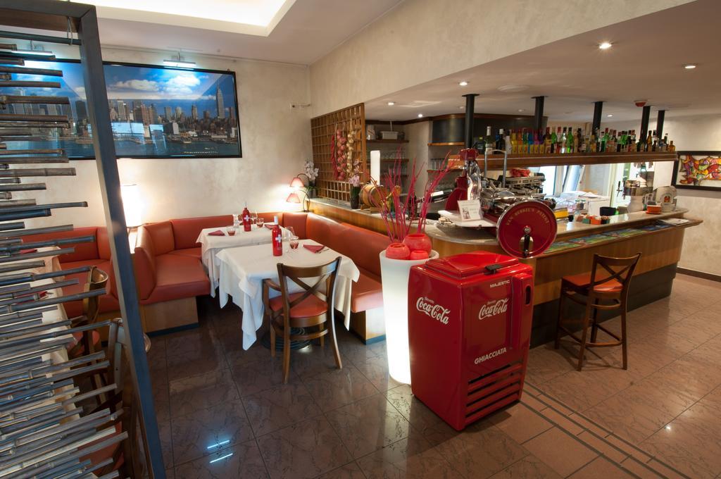 Hotel Bahnhof Haus 키아쏘 외부 사진