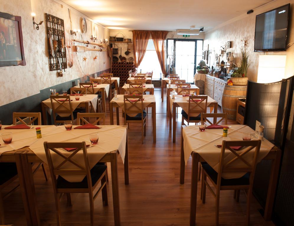 Hotel Bahnhof Haus 키아쏘 외부 사진