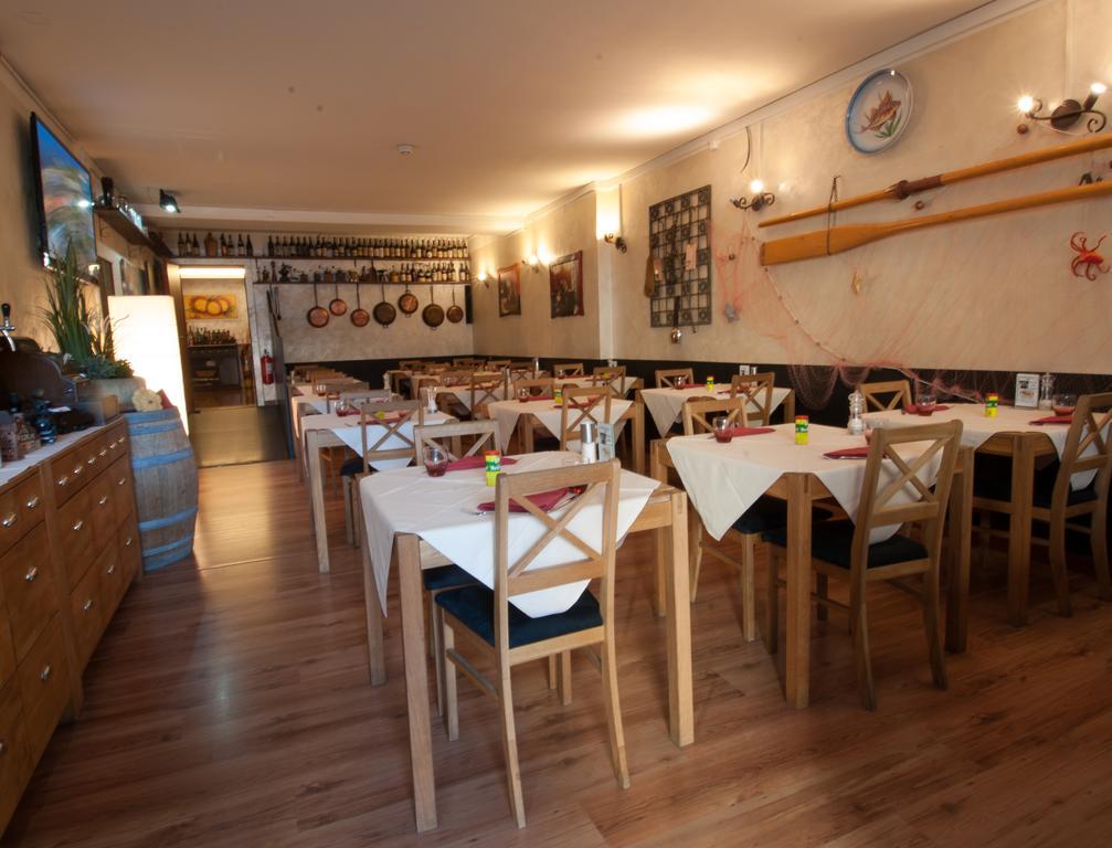 Hotel Bahnhof Haus 키아쏘 외부 사진