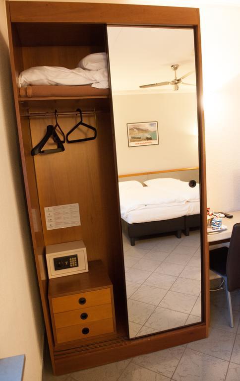 Hotel Bahnhof Haus 키아쏘 외부 사진