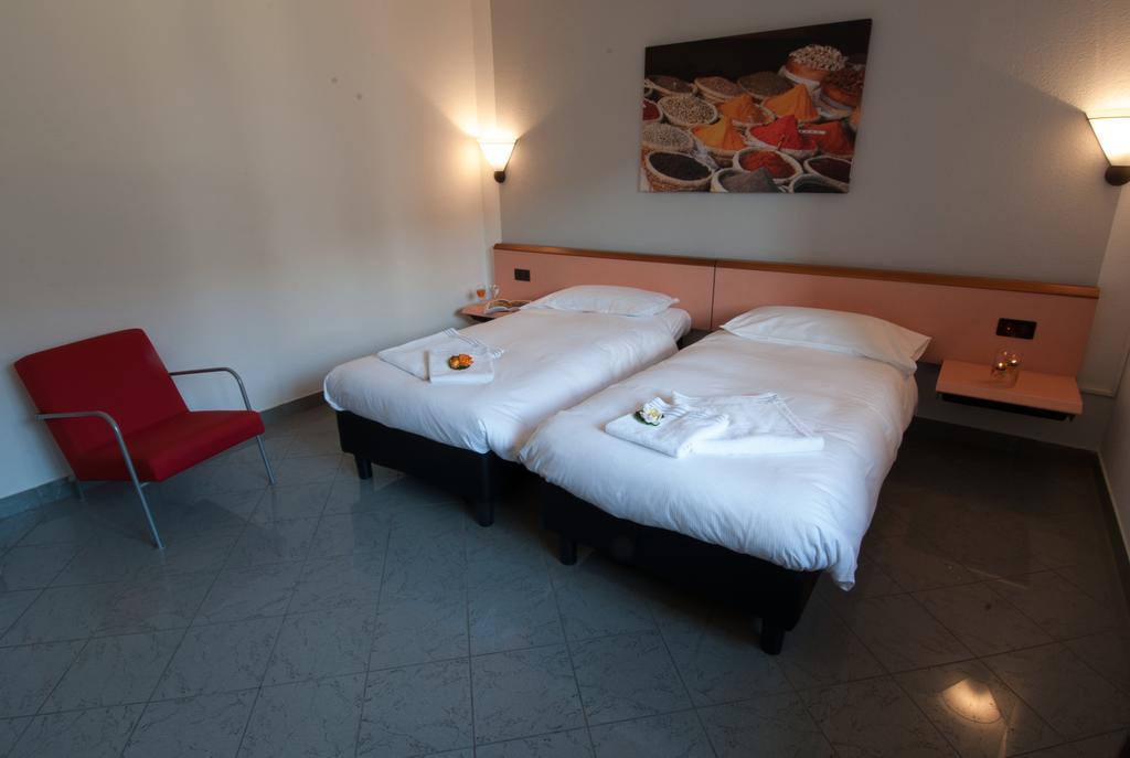 Hotel Bahnhof Haus 키아쏘 외부 사진
