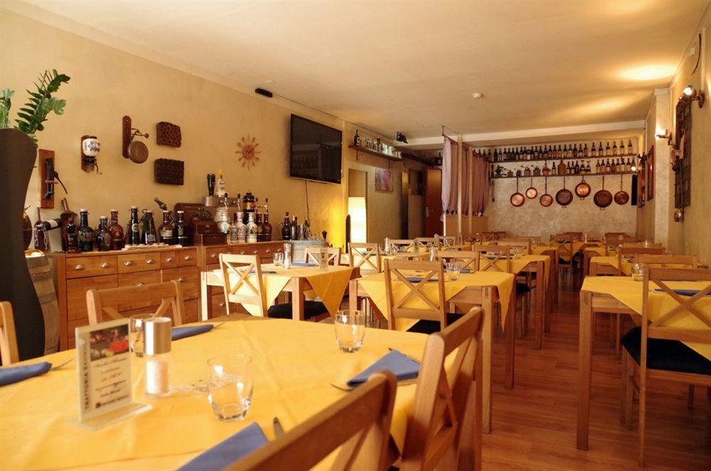 Hotel Bahnhof Haus 키아쏘 외부 사진