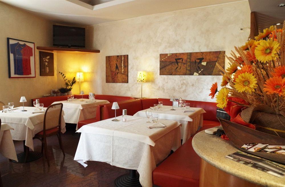 Hotel Bahnhof Haus 키아쏘 외부 사진