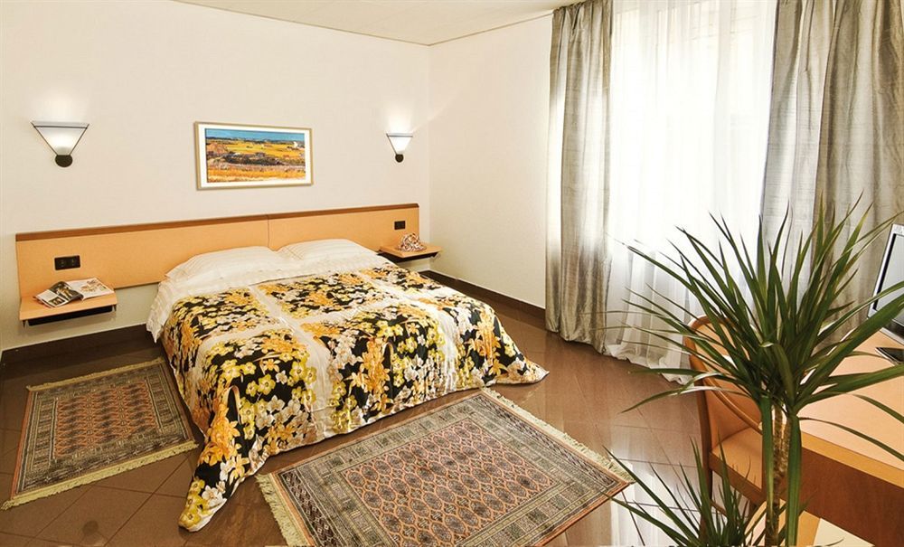 Hotel Bahnhof Haus 키아쏘 외부 사진