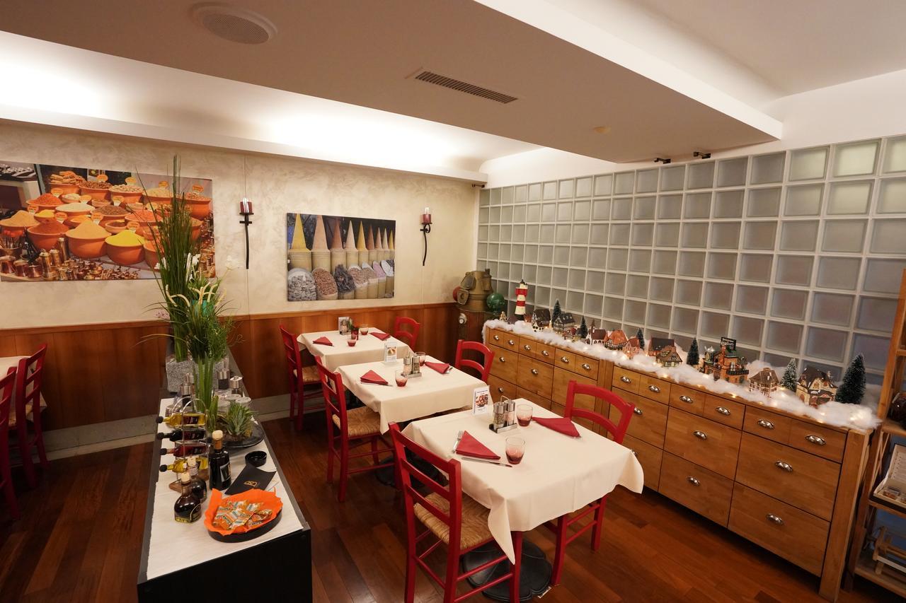 Hotel Bahnhof Haus 키아쏘 외부 사진
