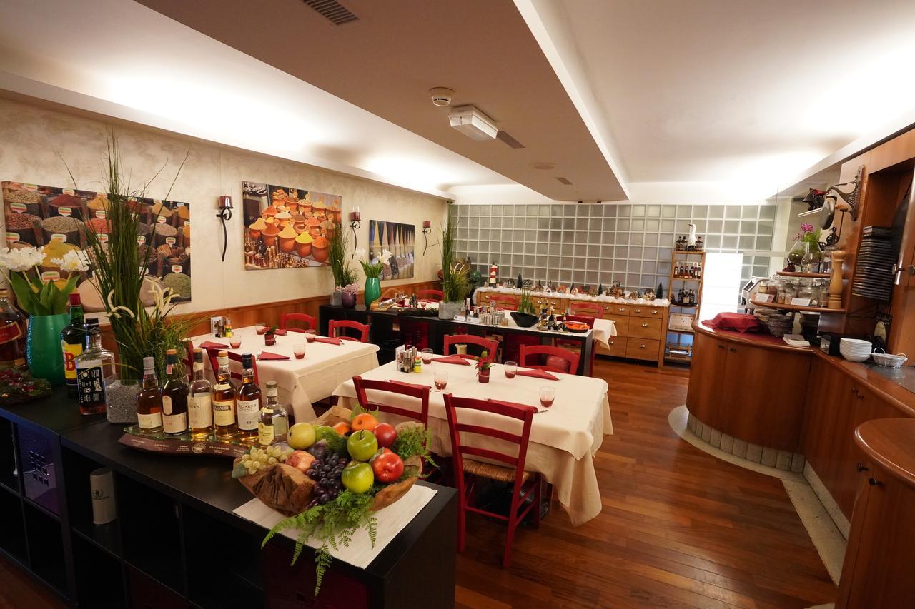 Hotel Bahnhof Haus 키아쏘 외부 사진