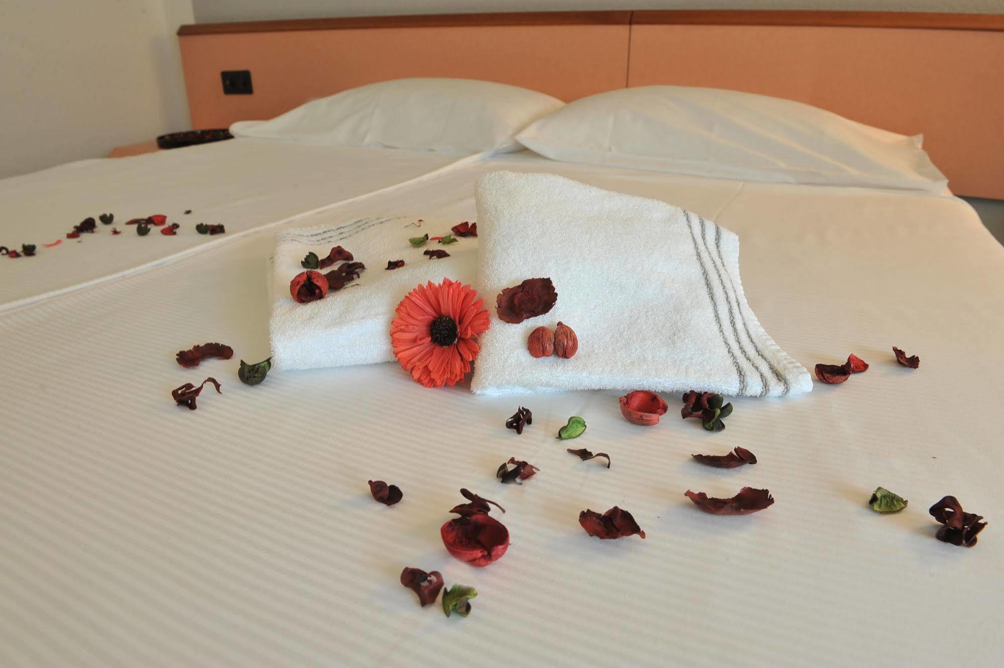 Hotel Bahnhof Haus 키아쏘 외부 사진