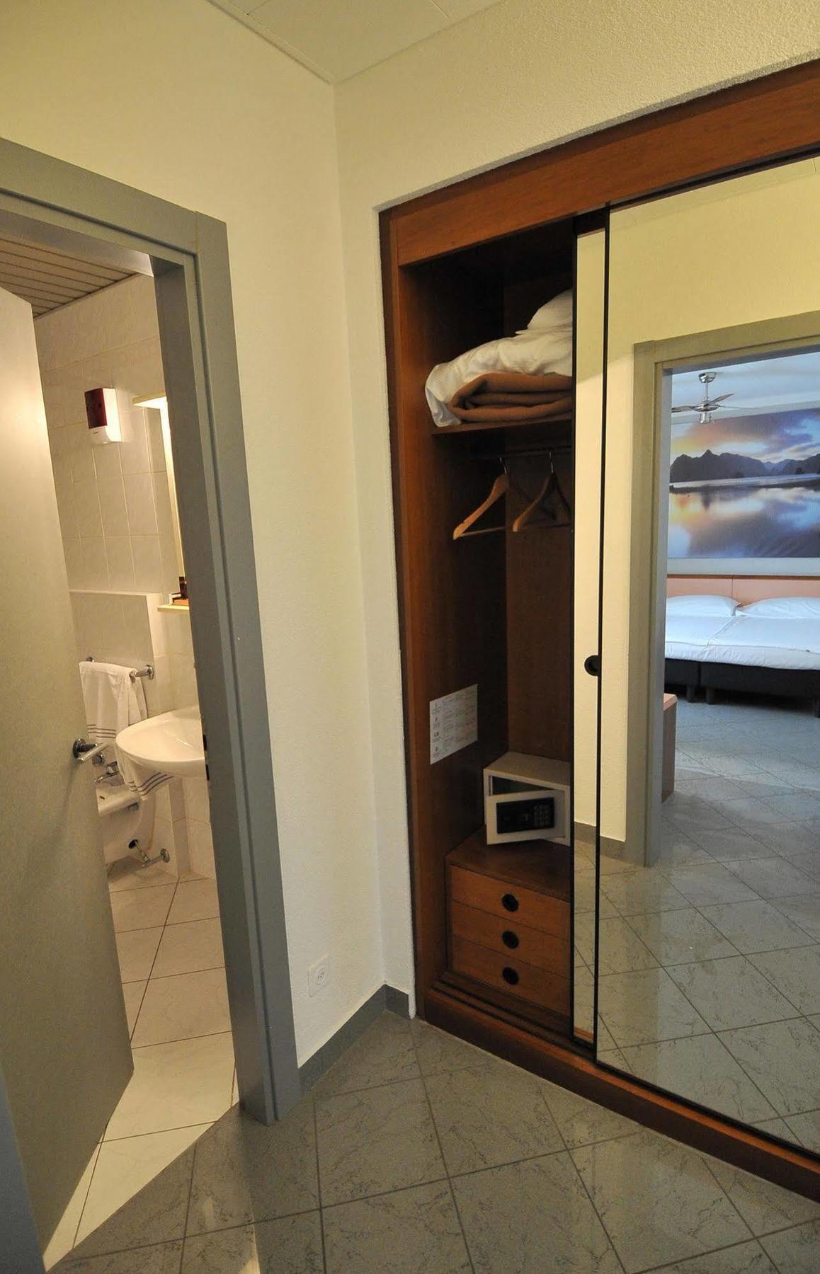 Hotel Bahnhof Haus 키아쏘 외부 사진