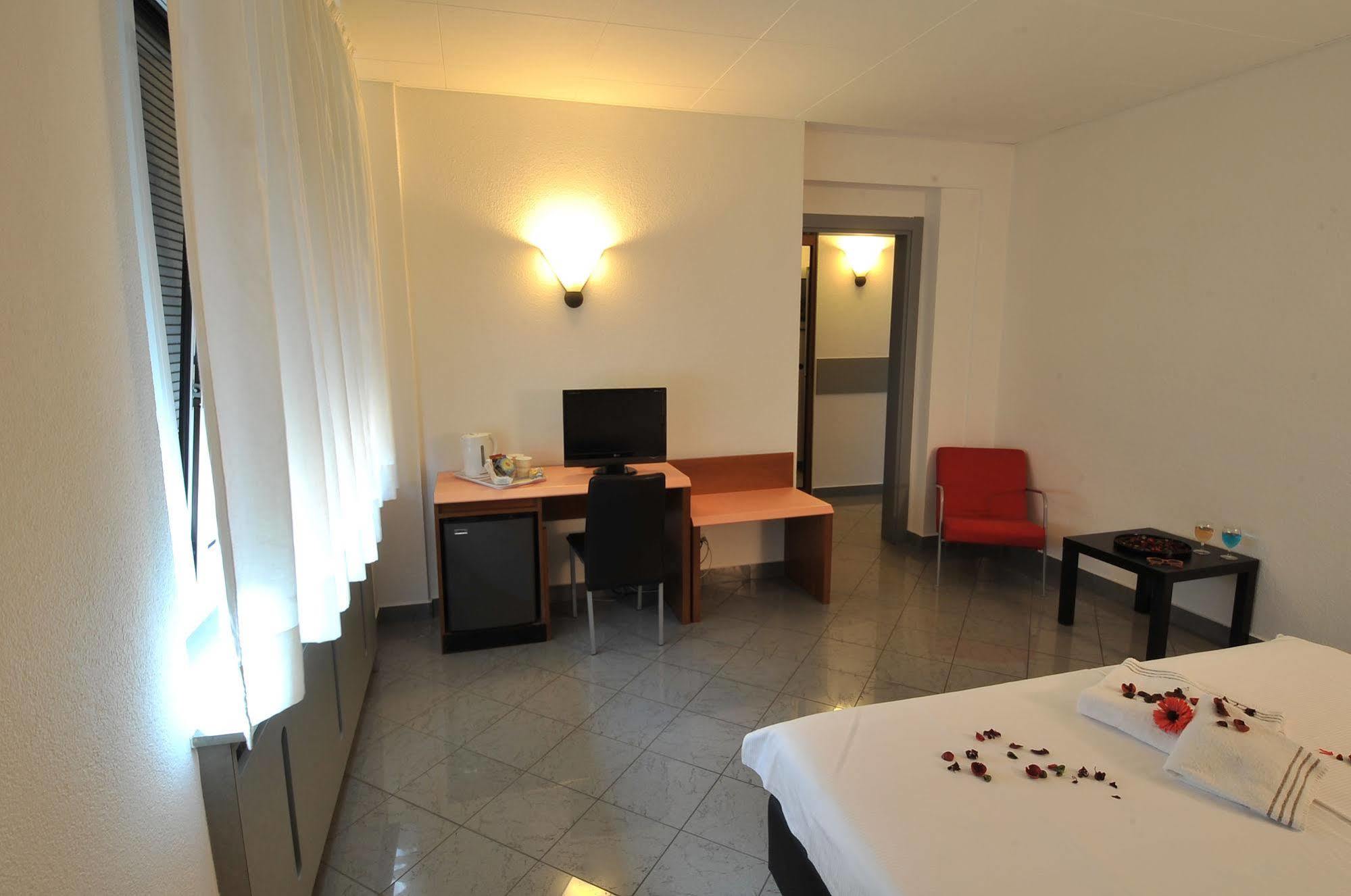 Hotel Bahnhof Haus 키아쏘 외부 사진