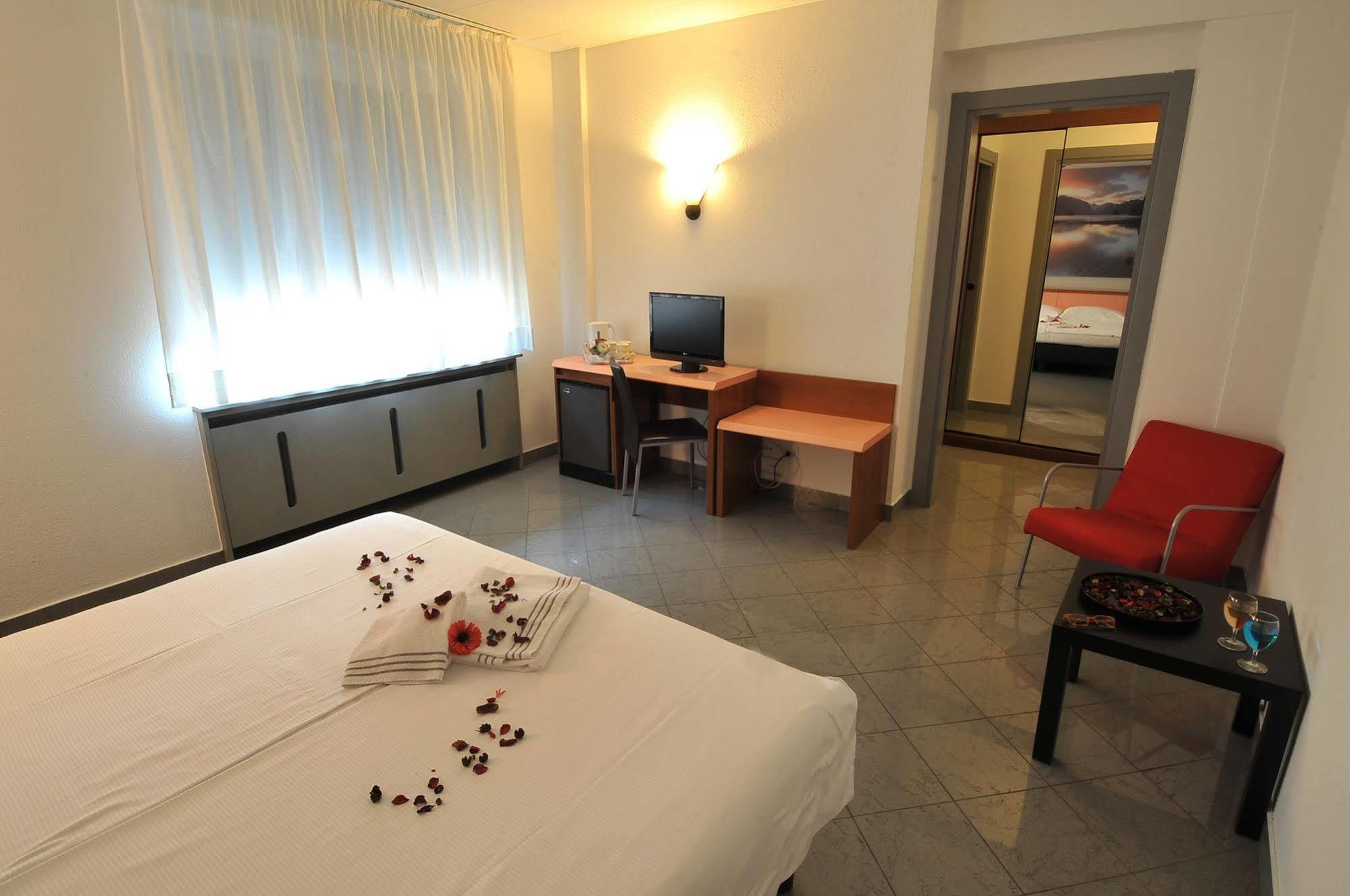 Hotel Bahnhof Haus 키아쏘 외부 사진