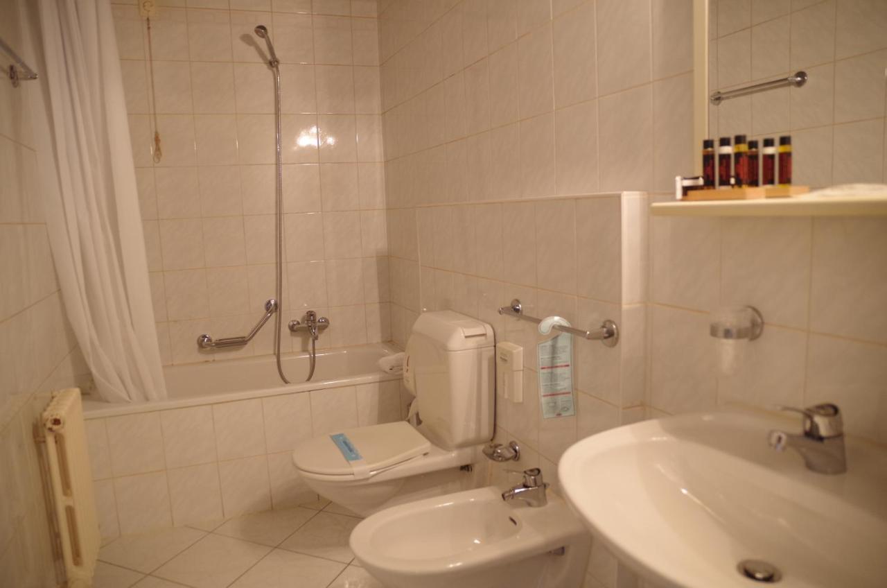 Hotel Bahnhof Haus 키아쏘 외부 사진