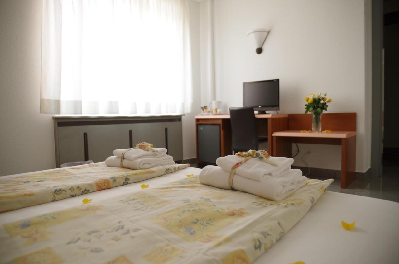 Hotel Bahnhof Haus 키아쏘 외부 사진