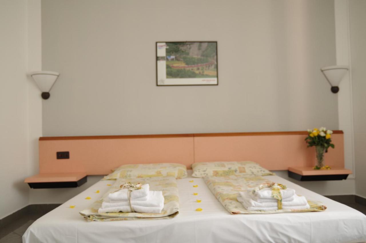 Hotel Bahnhof Haus 키아쏘 외부 사진