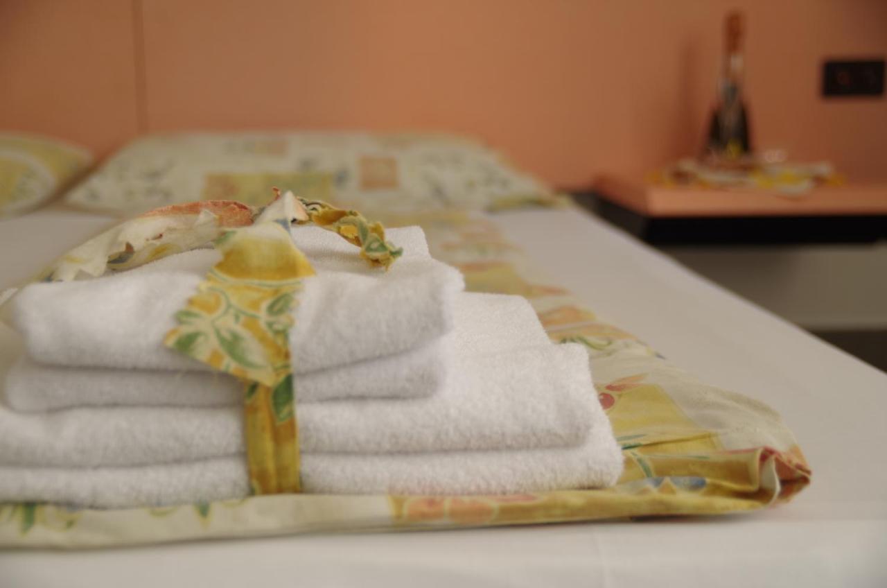 Hotel Bahnhof Haus 키아쏘 외부 사진