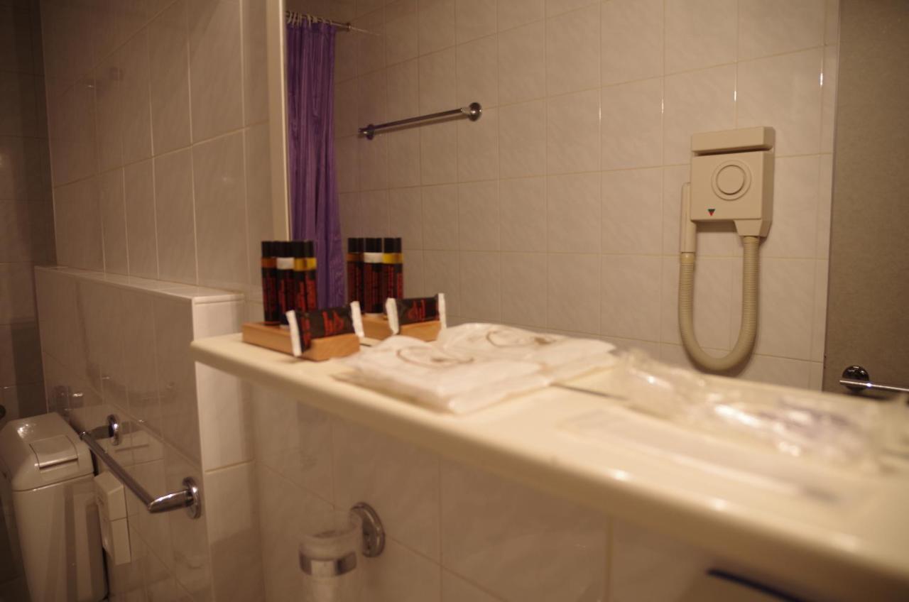 Hotel Bahnhof Haus 키아쏘 외부 사진