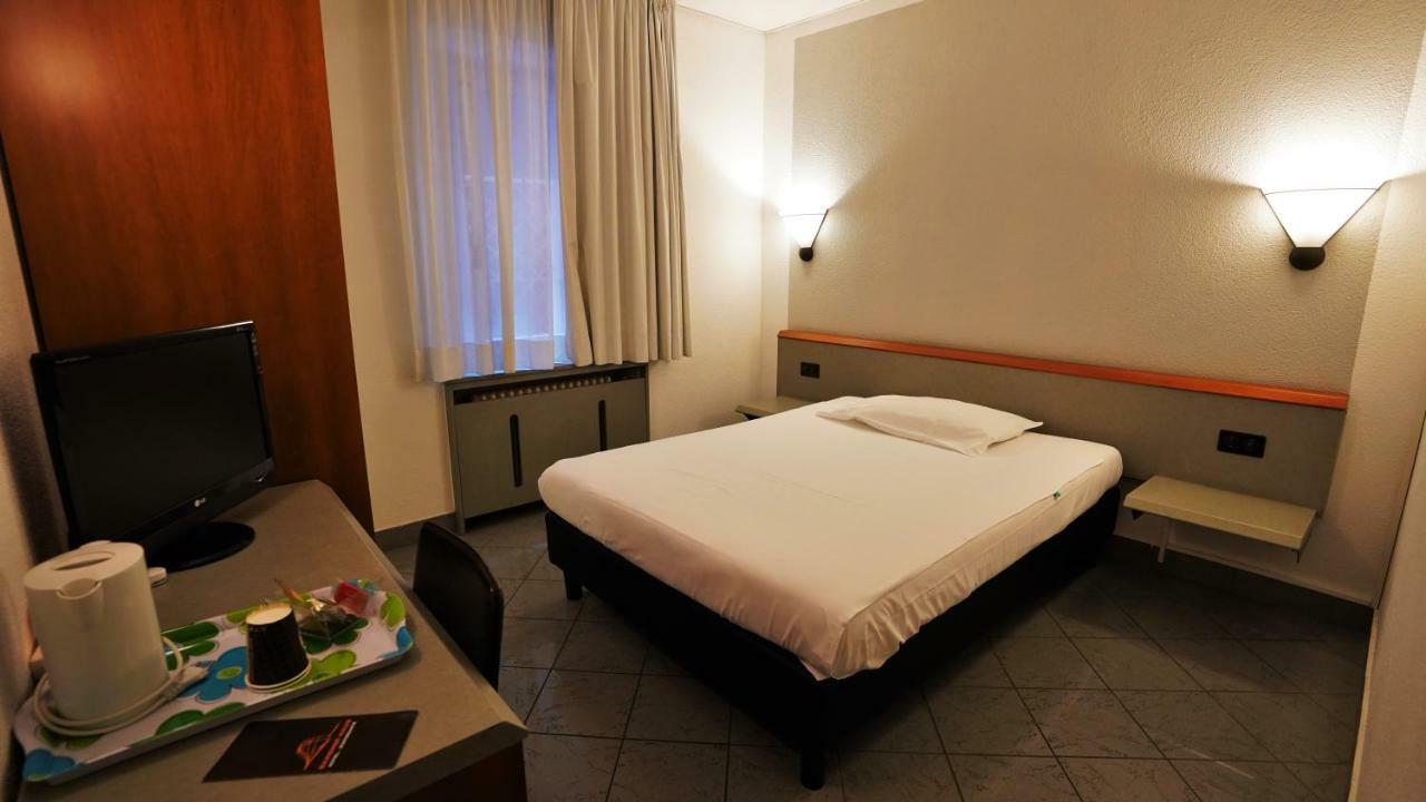 Hotel Bahnhof Haus 키아쏘 외부 사진